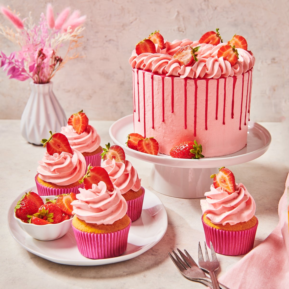 FunCakes Mix for Enchanted Cream® Strawberry 900g