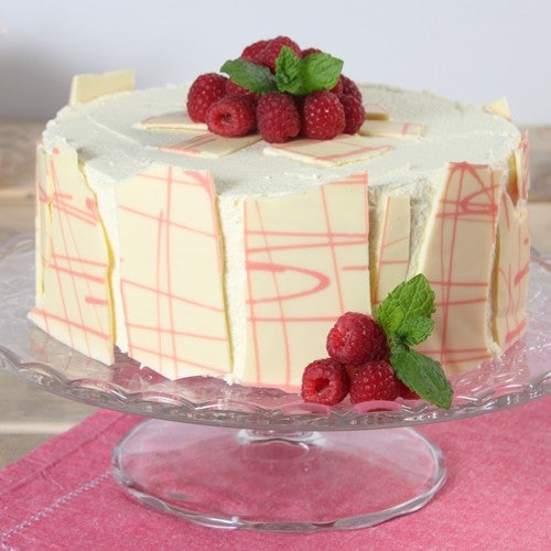 White chocolate cake with raspberries 