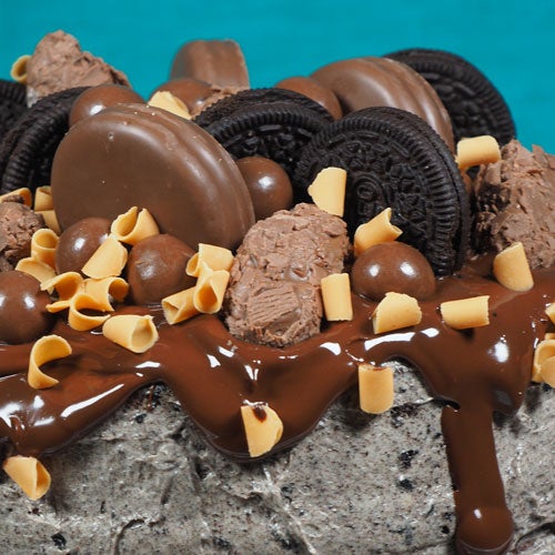 Bulging brownie met chocodrip en Oreo botercrème