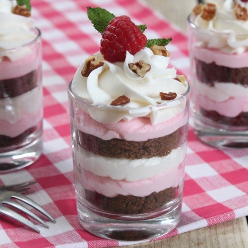 Cake in a cup: Brownie with strawberry bavarois