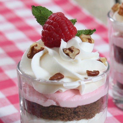 Cake in a cup: Brownie with strawberry bavarois