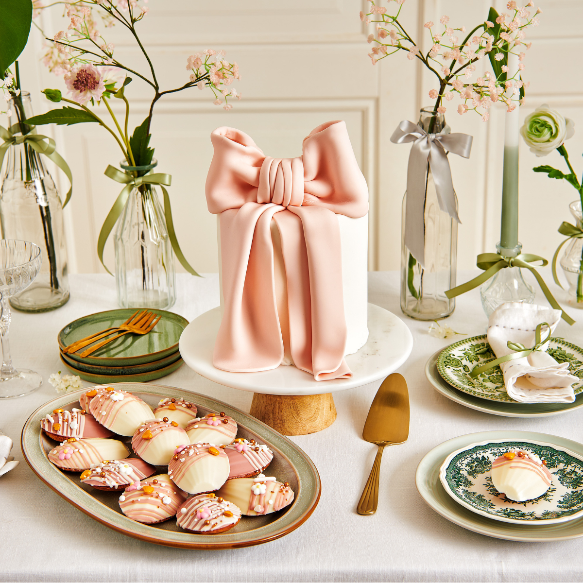 Cake with fondant bow