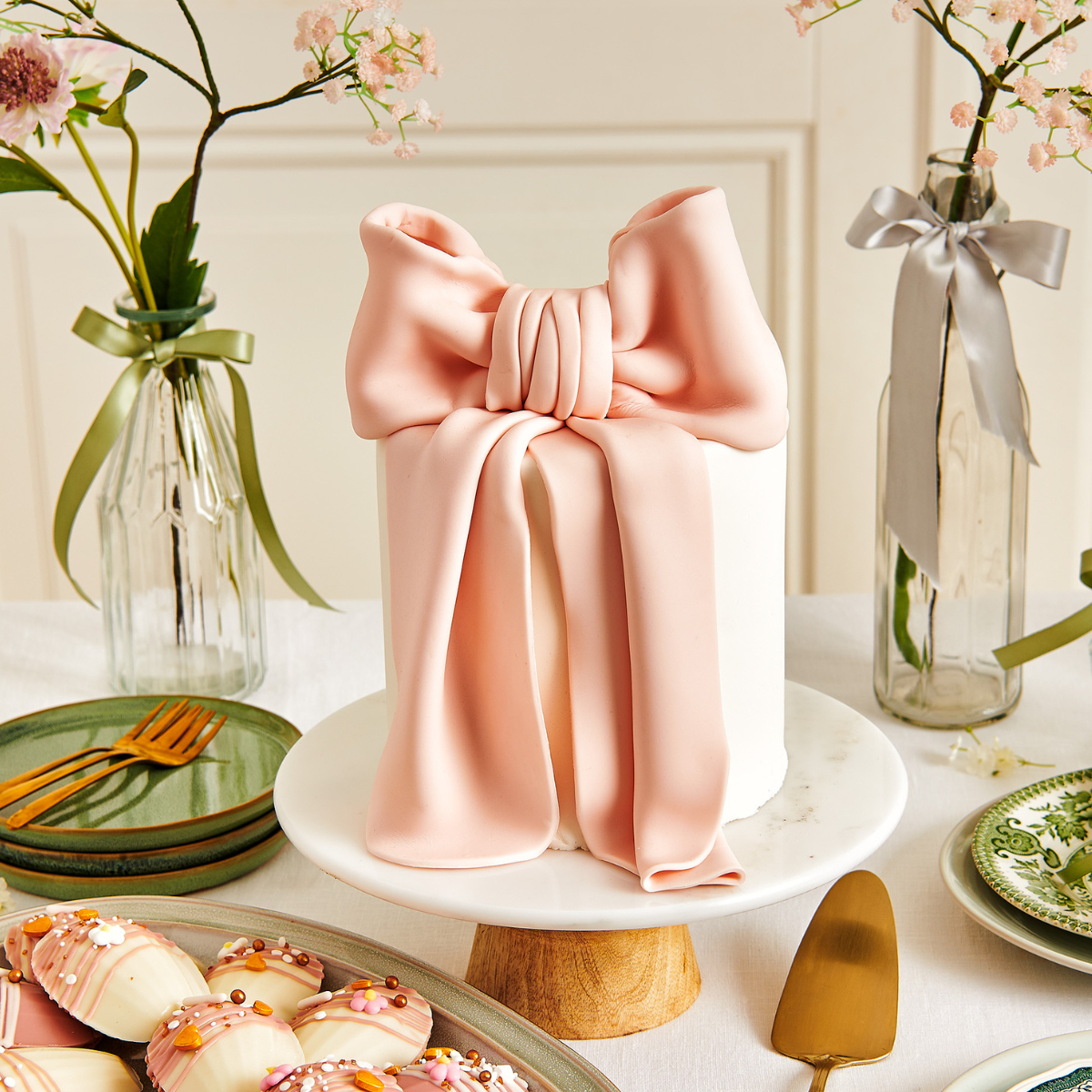 Cake with fondant bow