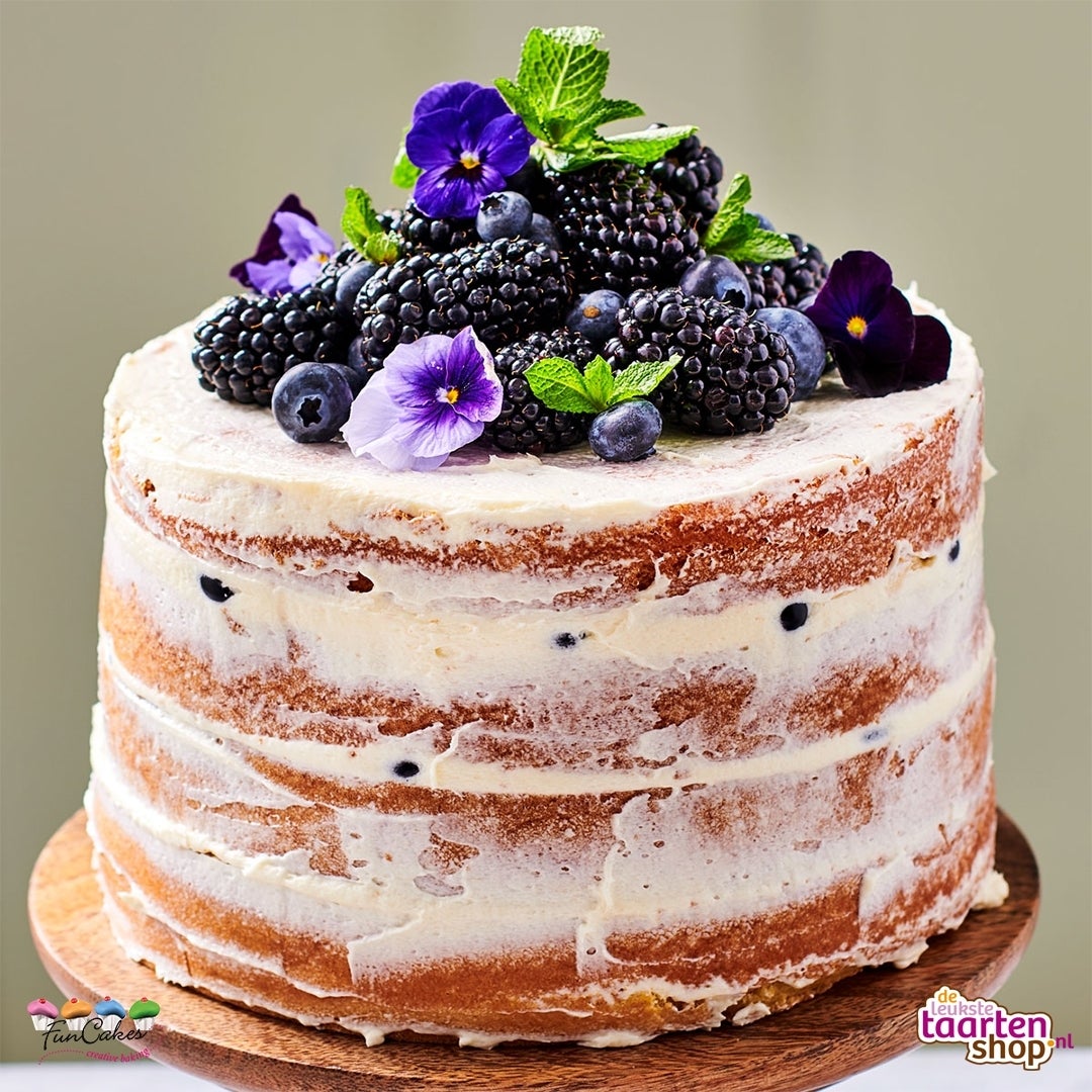 Low sugar cake with forest fruits