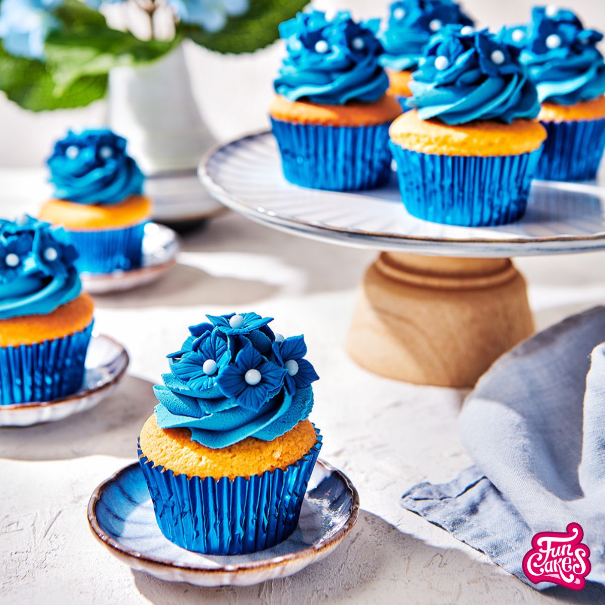 Cupcakes with fantasy flowers in Bella Blue