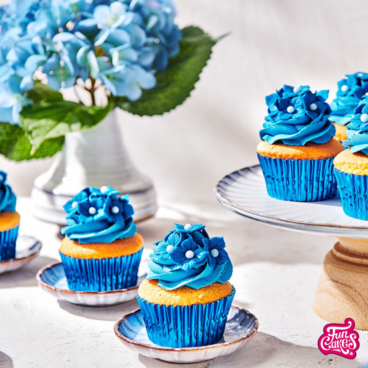 Cupcakes with fantasy flowers in Bella Blue
