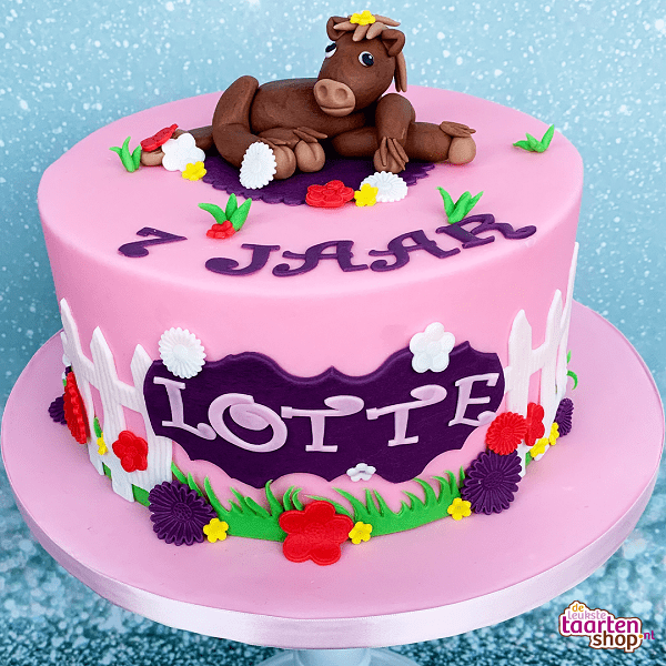 Paardentaart met decoraties van fondant