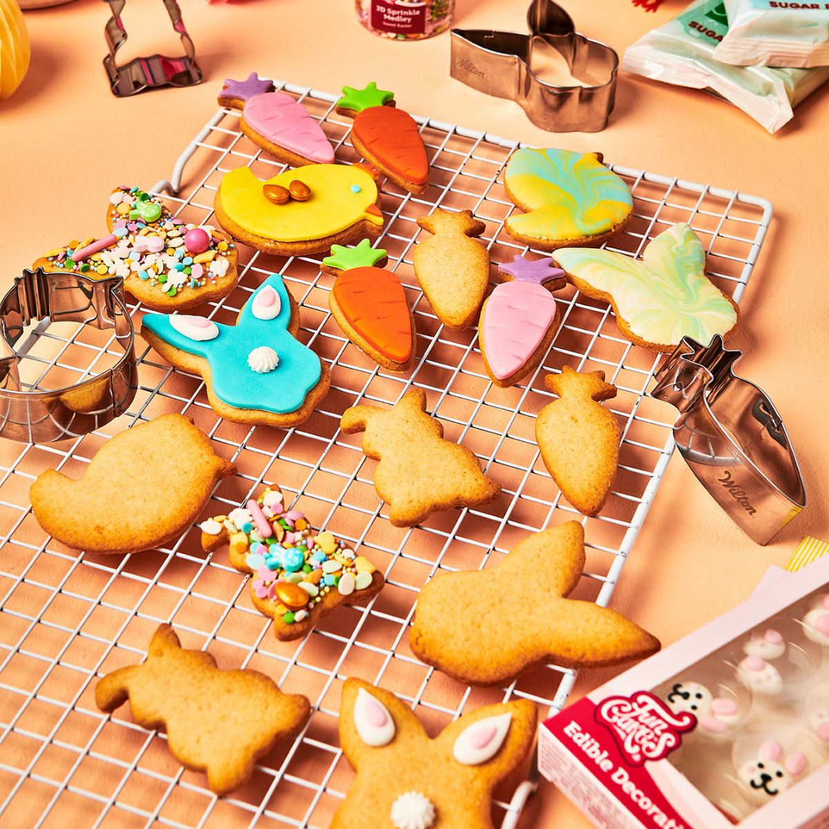 Easter cookies with fondant and royal icing