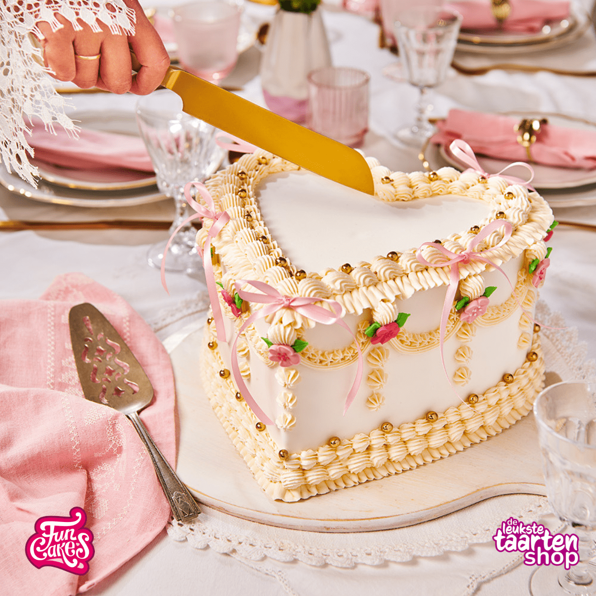 Heart-shaped cake in Lambeth style