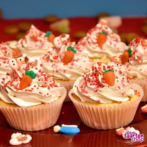 Saint Nicolas Cupcakes with Spiced Cookies Enchanted Cream