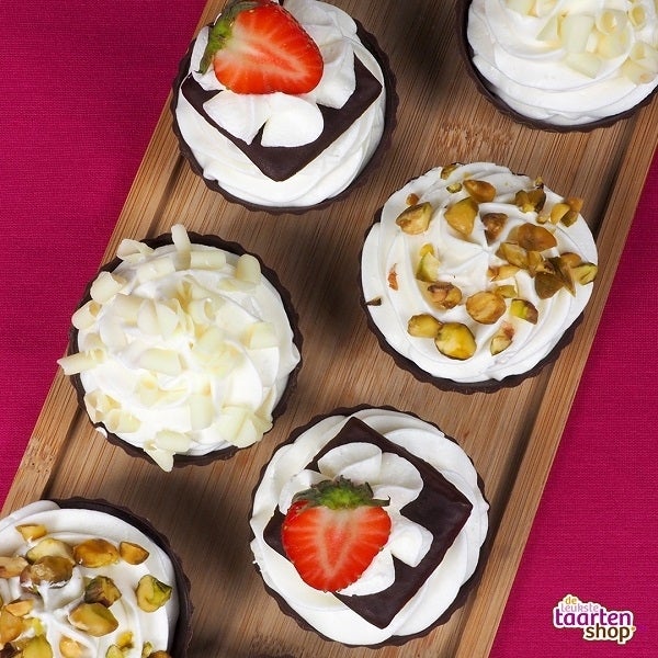 Witte chocolade mousse in chocoladebakjes 