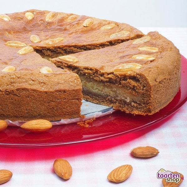 Speculoos cake filled with Almond paste