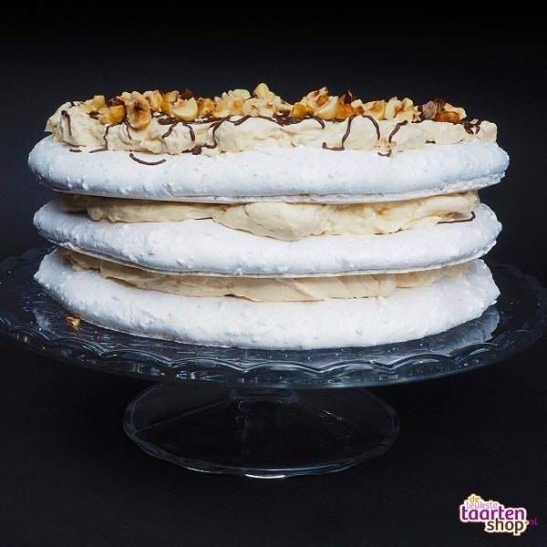 Robust hazelnut meringue cake