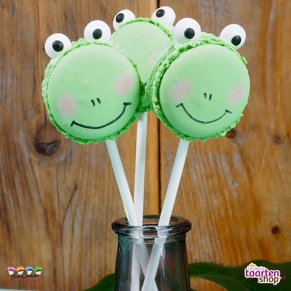 Macaron kikkers op een stokje