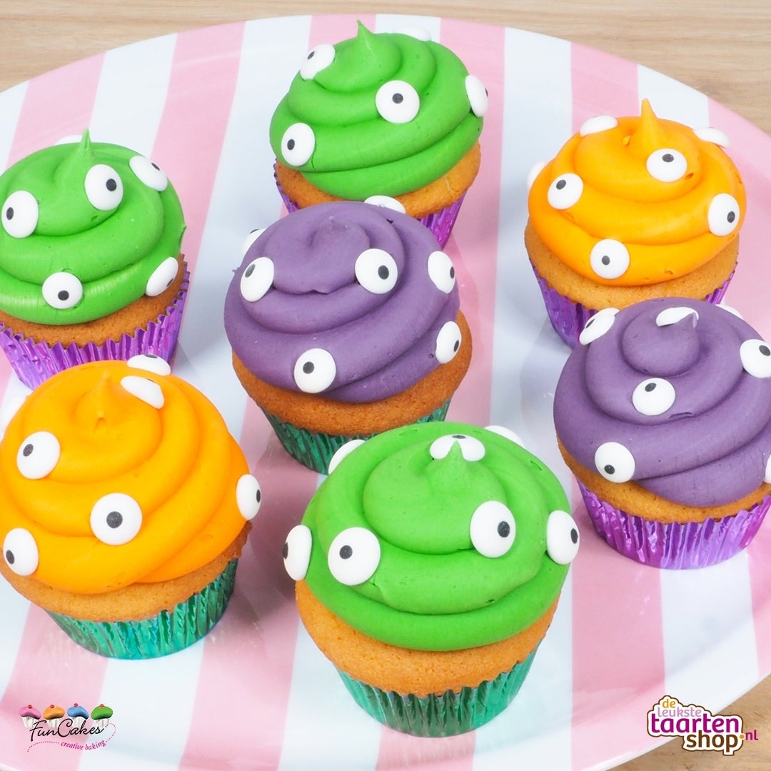 Halloween spooky eyeballs cupcakes