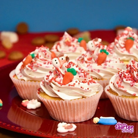 Saint Nicolas Cupcakes with Spiced Cookies Enchanted Cream